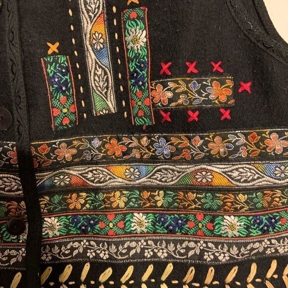 Vintage requirements brand embroidered vest! - Picture 2 of 4